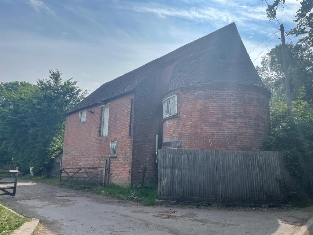 Lot: 168 - DERELICT OAST WITH POTENTIAL - Brick built oast house